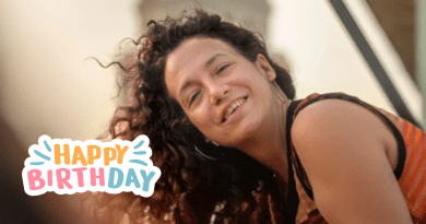 Laura de la Uz sonriente celebrando su cumpleaños.