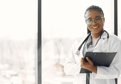 Nueva ley beneficia a médicos cubanos en Florida