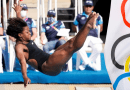Anisley García, clavadista cubana, preparándose para saltar en una competencia