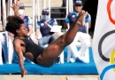 Anisley García, clavadista cubana, preparándose para saltar en una competencia