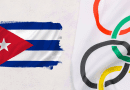 Bandera de Cuba junto a la bandera olímpica, representando la participación de atletas cubanos en los Juegos Olímpicos de París 2024 bajo otras banderas.