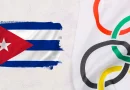 Bandera de Cuba junto a la bandera olímpica, representando la participación de atletas cubanos en los Juegos Olímpicos de París 2024 bajo otras banderas.