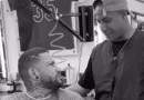 Darién Arias, barbero cubano, cortando el cabello a un futbolista famoso.