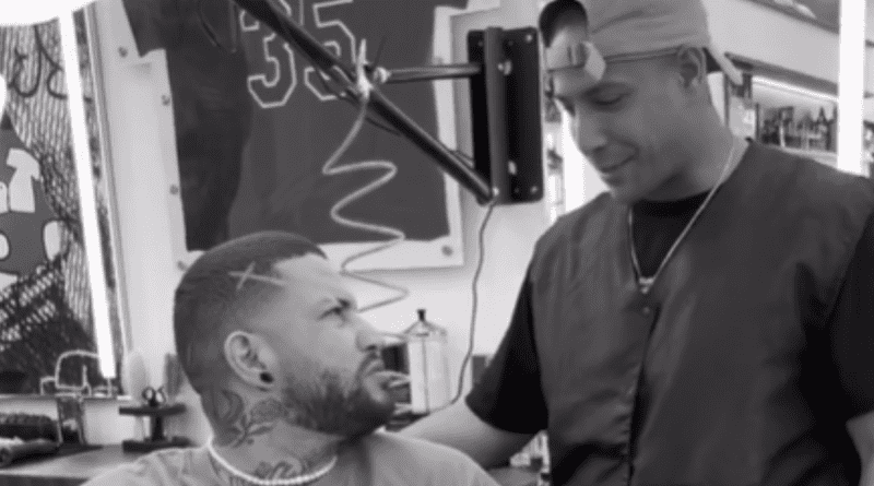 Darién Arias, barbero cubano, cortando el cabello a un futbolista famoso.