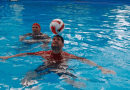 Johen Lefont estableciendo un nuevo récord mundial de dominio del balón en el agua.