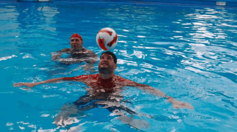 Johen Lefont estableciendo un nuevo récord mundial de dominio del balón en el agua.