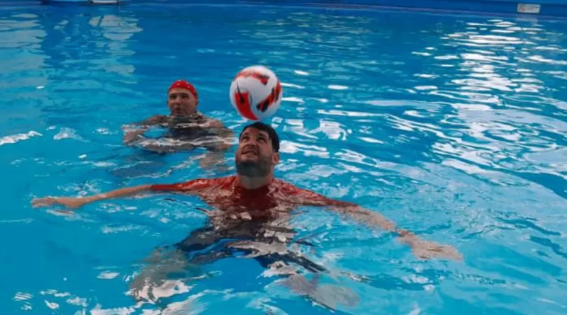 Johen Lefont estableciendo un nuevo récord mundial de dominio del balón en el agua.