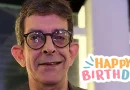 Ulises Toirac celebrando su cumpleaños número 61 en la costa, esperando un yate de regalo de sus seguidores.