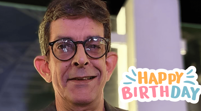Ulises Toirac celebrando su cumpleaños número 61 en la costa, esperando un yate de regalo de sus seguidores.