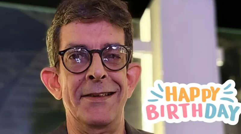 Ulises Toirac celebrando su cumpleaños número 61 en la costa, esperando un yate de regalo de sus seguidores.
