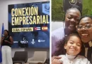 Yohania de Armas Gandaria recibiendo un reconocimiento.