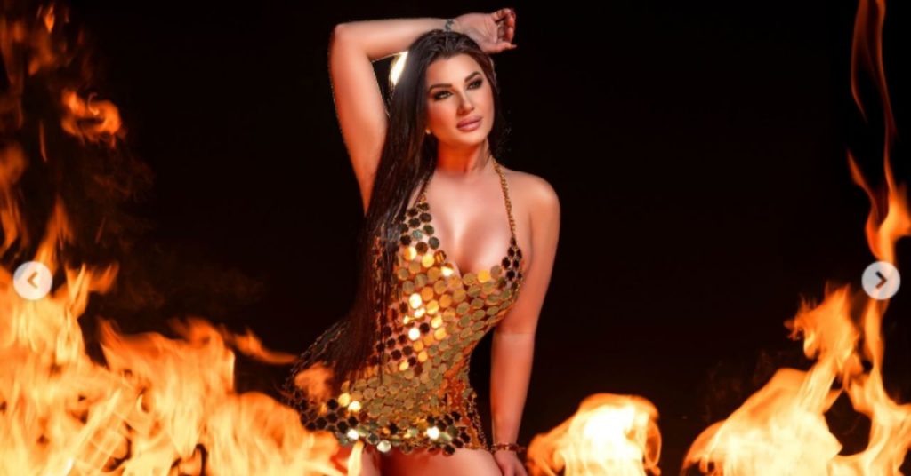 Heydy González posando entre fuego real en su cumpleaños en Miami Beach.