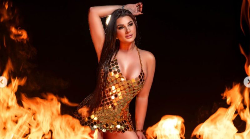 Heydy González posando entre fuego real en su cumpleaños en Miami Beach.