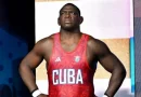 Mijaín López celebrando su quinta medalla de oro en París 2024.