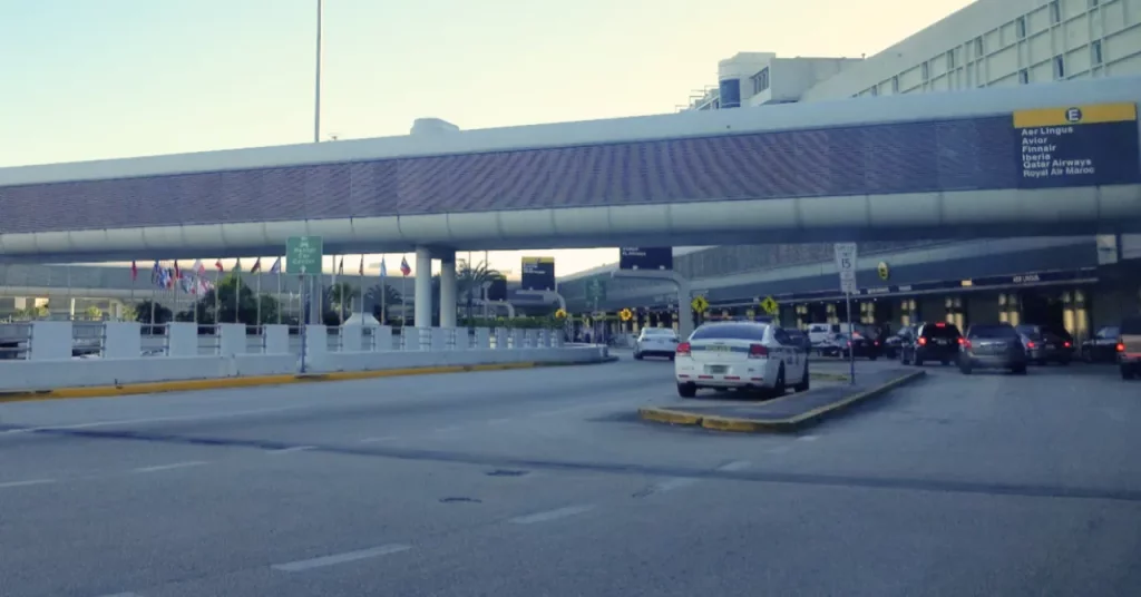 Cubano con I-220B recibe parole y se salva de la deportación en un aeropuerto de EEUU.