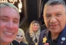 Osmany García posando emocionado tras anunciar su estrella en el Paseo de la Fama de Las Vegas.