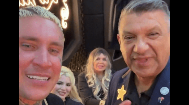 Osmany García posando emocionado tras anunciar su estrella en el Paseo de la Fama de Las Vegas.