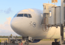 Avión de Condor en el aeropuerto de Holguín antes de cancelar sus vuelos a Cuba.