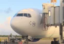 Avión de Condor en el aeropuerto de Holguín antes de cancelar sus vuelos a Cuba.