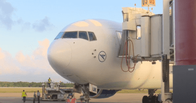 Avión de Condor en el aeropuerto de Holguín antes de cancelar sus vuelos a Cuba.