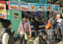 Food truck de cafetería cubana en Japón decorado con banderas y colores caribeños.