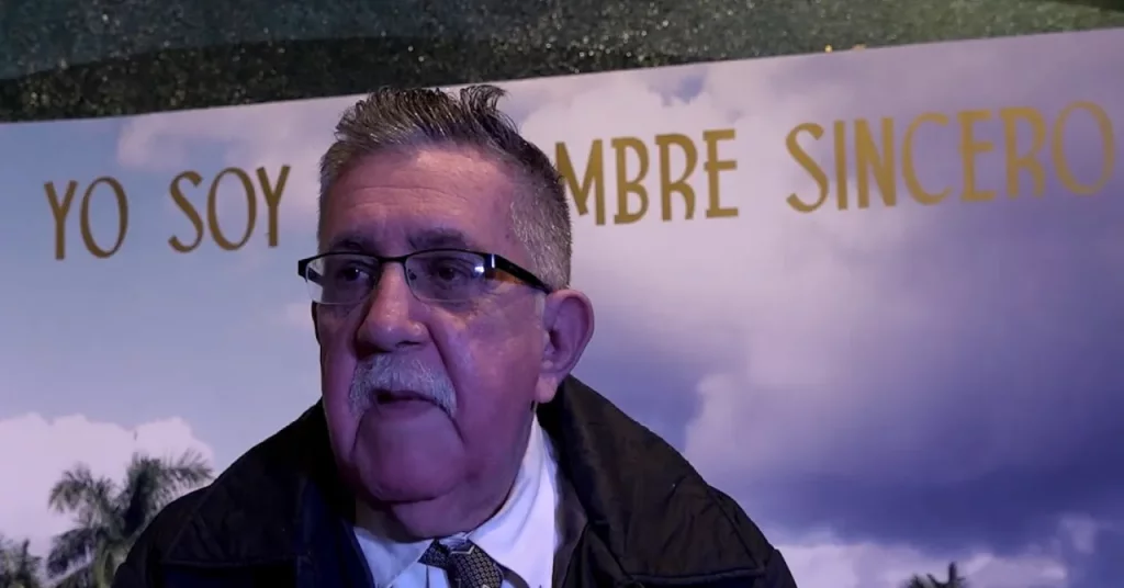 Roberto Gacio durante una conferencia sobre teatro cubano.