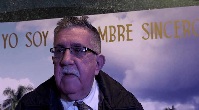 Roberto Gacio durante una conferencia sobre teatro cubano.