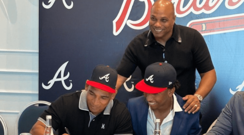 Diego Tornés, pelotero cubano, firma contrato con los Atlanta Braves.