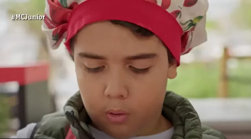 Marcelo, el cubanito en MasterChef Junior, cocinando con pasión en el concurso.