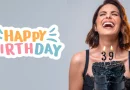 Aly Sánchez celebrando su cumpleaños, mostrando una sonrisa llena de gratitud y felicidad.