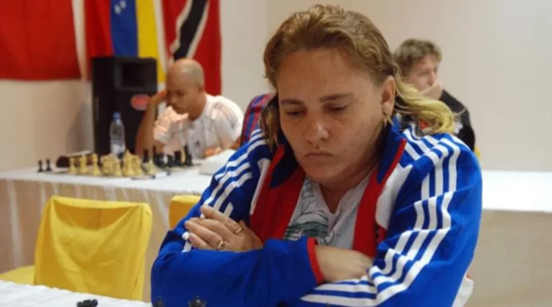 Maritza Arribas celebra su victoria en el torneo de partidas Blitz en Santa Clara, acumulando 7,5 puntos.
