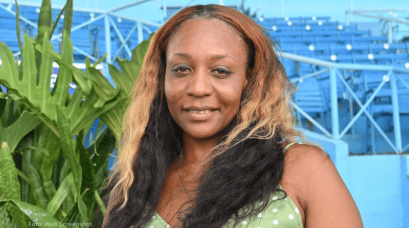 Annie Fonseca, la primera entrenadora cubana en el béisbol cubano, dirigiendo al equipo de Marianao en la Serie Provincial.