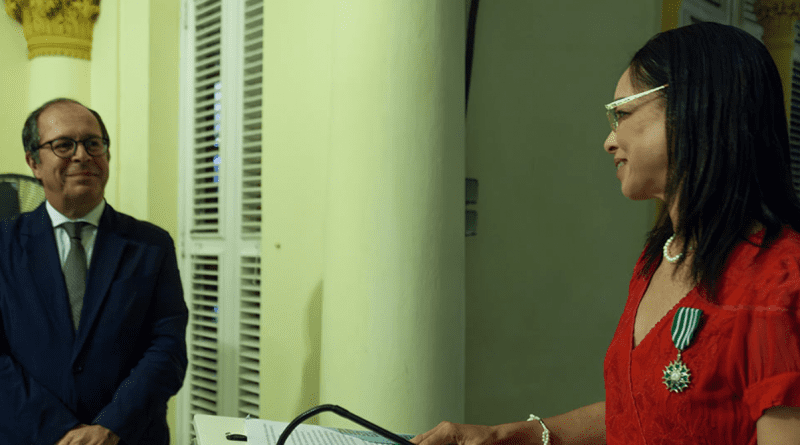 La primera bailarina cubana Viengsay Valdés recibió la Orden de las Artes y las Letras, un reconocimiento a su legado en el ballet.