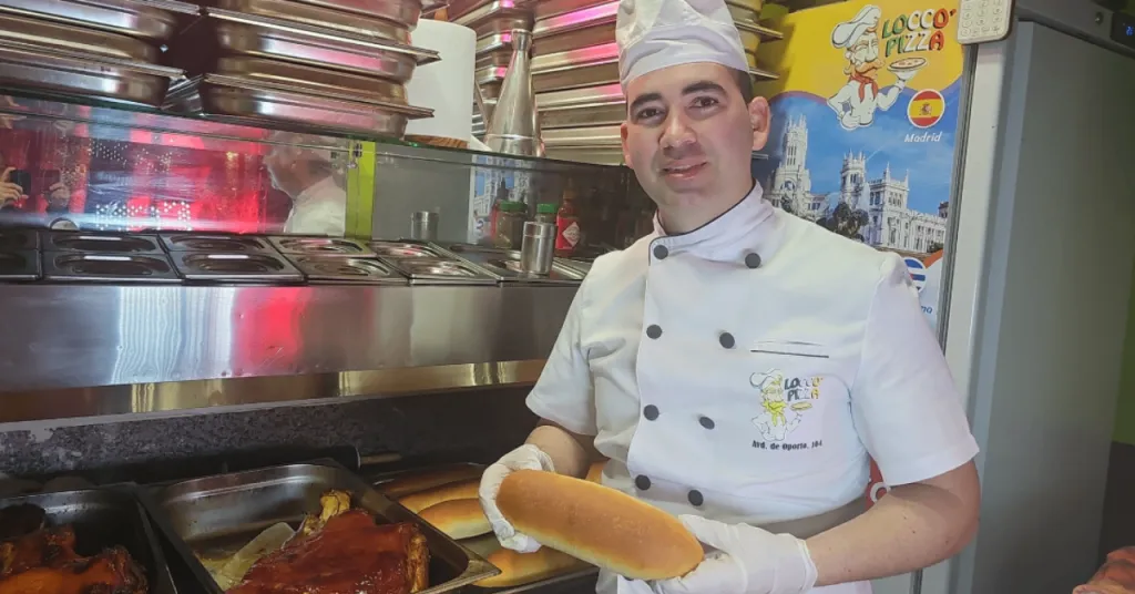 Chef cubano triunfa en madrid en Locco’Pizza, con cola en Usera para bocadillos de pan cubano y pizza con cerdo asado crujiente.