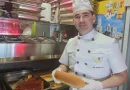 Chef cubano triunfa en madrid en Locco’Pizza, con cola en Usera para bocadillos de pan cubano y pizza con cerdo asado crujiente.