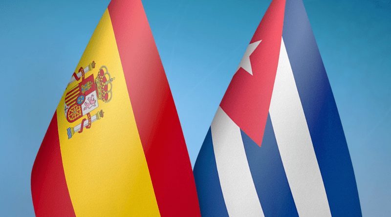 Cubanos solicitando la nacionalidad española en el Consulado de España en La Habana.