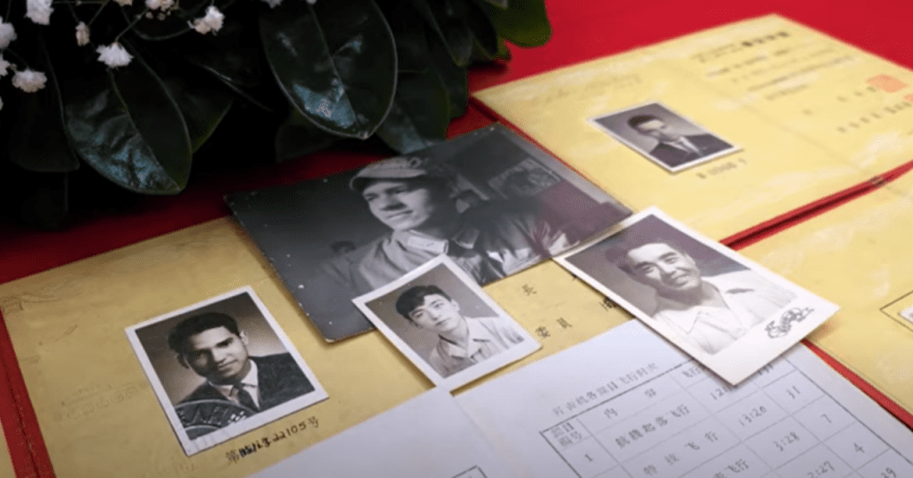 Abuelo cubano que vivió en China mostrando su certificado de piloto