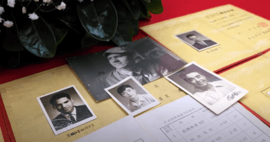 Abuelo cubano que vivió en China mostrando su certificado de piloto