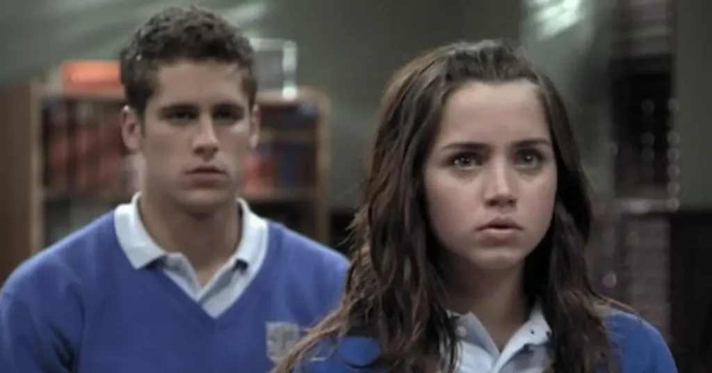 Ana de Armas en una escena de El Internado o en una alfombra roja reciente