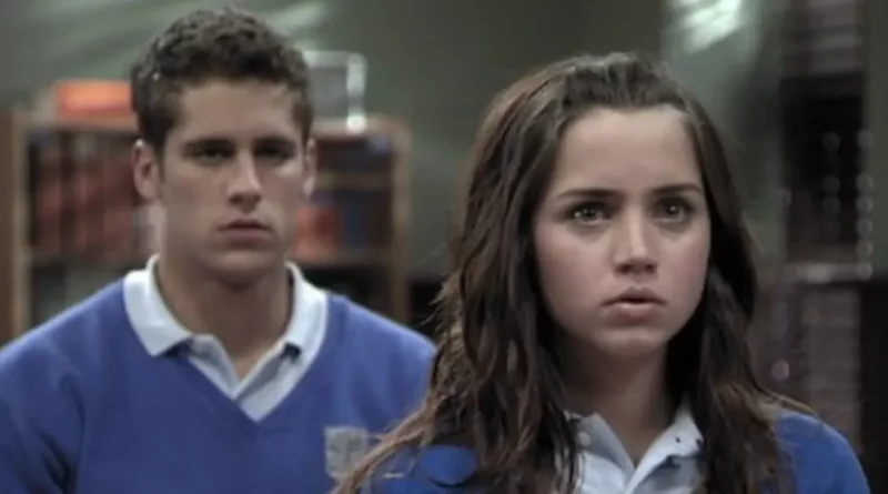 Ana de Armas en una escena de El Internado o en una alfombra roja reciente