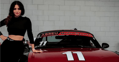 Joven cubana piloto de Fórmula 4 compitiendo en circuito profesional de EE.UU.