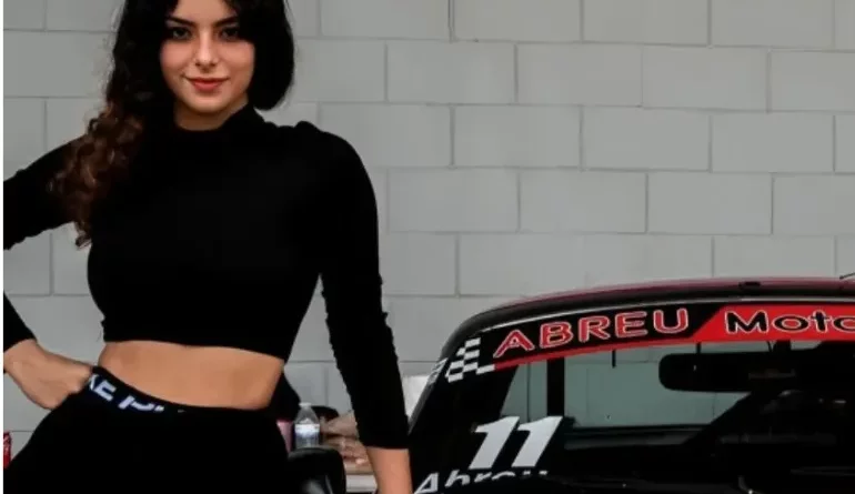 Joven cubana piloto de Fórmula 4 compitiendo en circuito profesional de EE.UU.