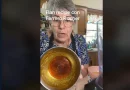 Abuela cubana sirviendo su flan con bombones Ferrero Rocher.