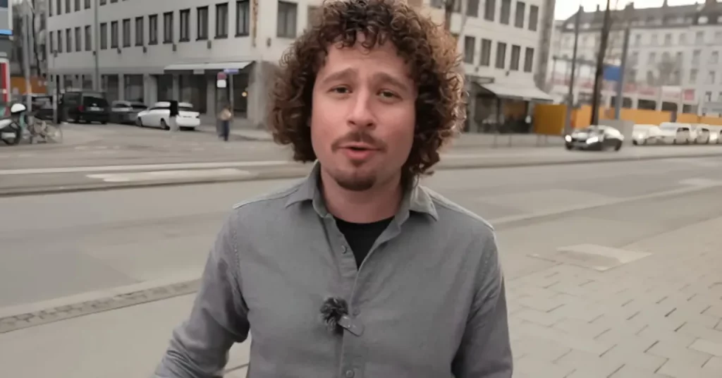 Luisito Comunica en Cuba caminando por el Malecón habanero.