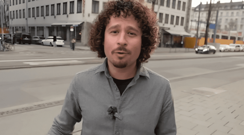 Luisito Comunica en Cuba caminando por el Malecón habanero.
