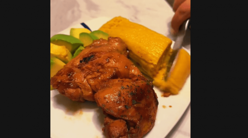 La Guantanamera mostrando su receta de cerdo asado en TikTok.