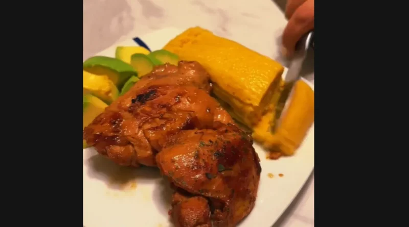 La Guantanamera mostrando su receta de cerdo asado en TikTok.