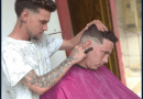 Barbero de Sancti Spíritus realizando un corte de cabello con dedicación y precisión.