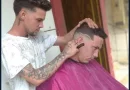 Barbero de Sancti Spíritus realizando un corte de cabello con dedicación y precisión.