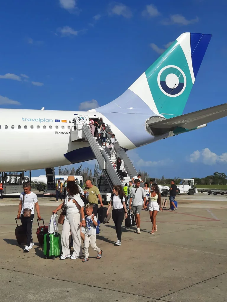 Primer vuelo de iberojet conecta madrid con villa clara